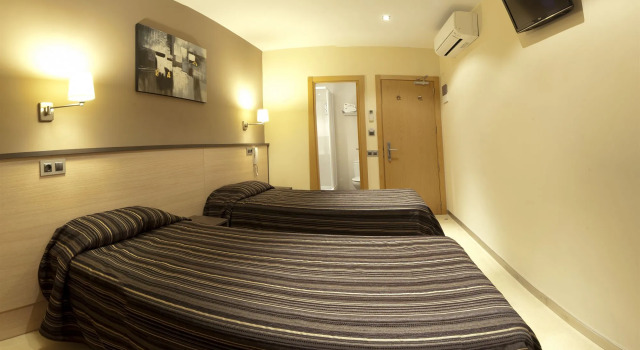Hostal Las Flores Ramblas, Забронировать Хостел Хостелы Барселоны, рядом с Театр-музей El Rei de la Magia, Хостел