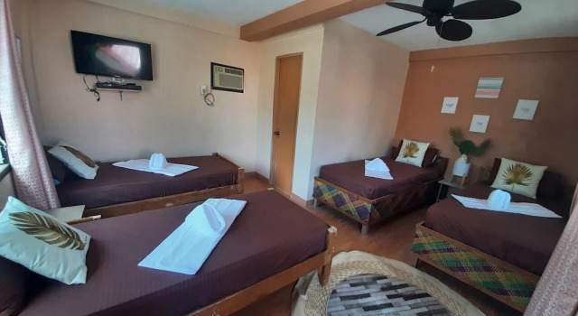 Кровать в общем номере On Board Panglao Beach Hostel & Resort