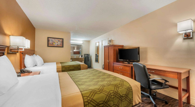 Четырёхместный номер Standard Econo Lodge Louisville Downtown