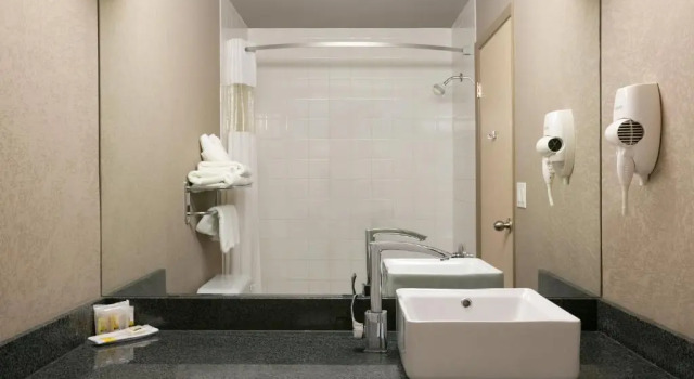 Четырёхместный номер Standard Days Inn by Wyndham Regina