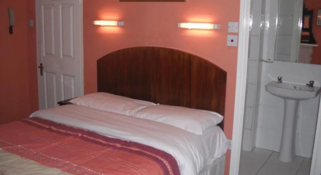 McElroy Budget Accommodation, Забронировать Отель Дублин Каунти Дублин, рядом с The Grand Social