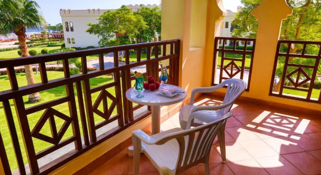 Полулюкс с видом на сад Charmillion Club Resort