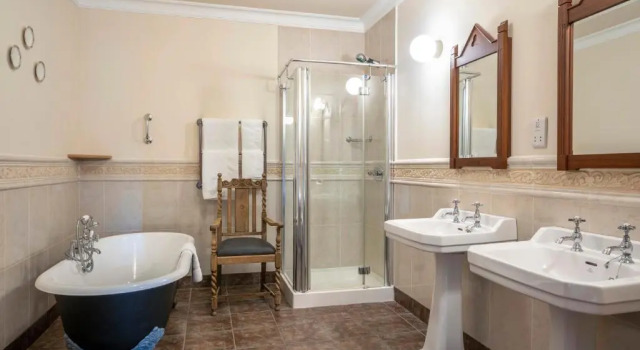 Трёхместный номер Superior Abbeyglen Castle Hotel