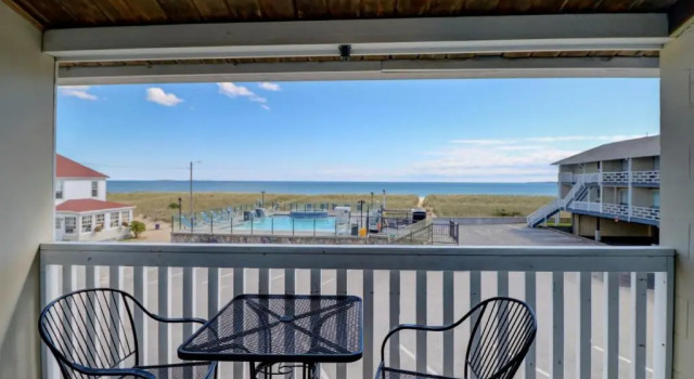 Четырёхместный номер Standard oceanfront Waves Oceanfront Resort
