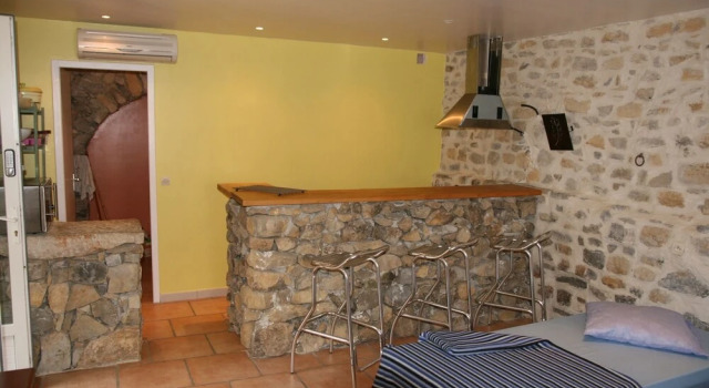 Studio in Grospierres, With Wonderful Mountain View, Pool Access, Encl, Rezerwuj Apartament Hotele w Owernia z parkingiem, Parking