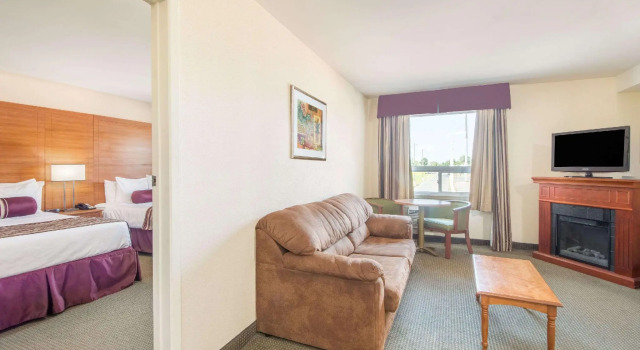 Vierer Suite 1 Schlafzimmer Super 8 by Wyndham Cornwall ON