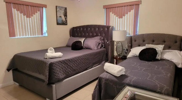 JUNGLE TO BEACH 4 R 3 BR Family and Pet Heated pool N Airport N Beach N Hard Rock, Buchen Sie Hotel North Lauderdale Broward County