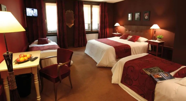 Четырёхместный номер Standard Le Gouverneur Hotel