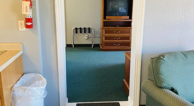 Полулюкс Travelers Place Inn & Suites
