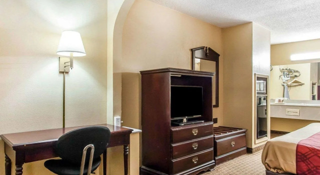 Econo Lodge Inn & Suites