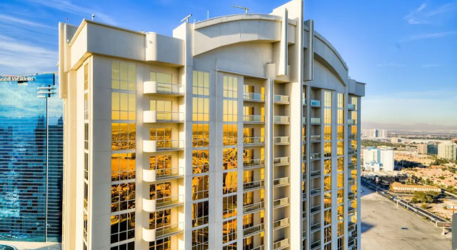 Люкс с балконом Jet Luxury Resorts @ The Signature Condo Hotel