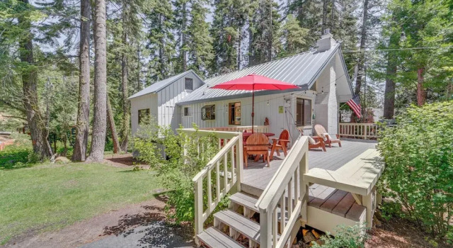 < 2 Blocks to Lake Tahoe: Family Home Near Skiing, Забронировать Дом для отпуска Коттеджи Норт-Лейк-Тахо, Коттедж