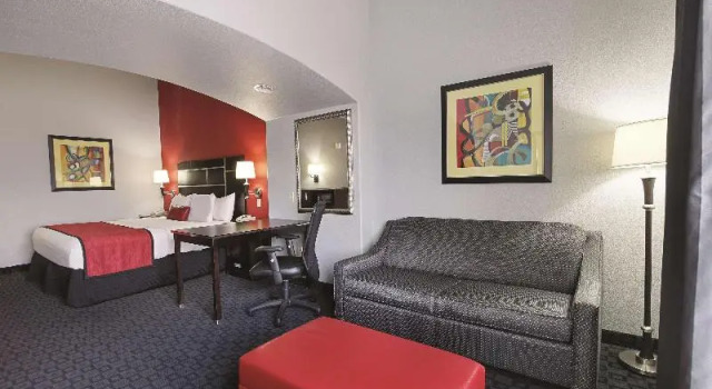 Четырёхместный люкс Deluxe La Quinta Inn & Suites by Wyndham South Dallas - Hutchins
