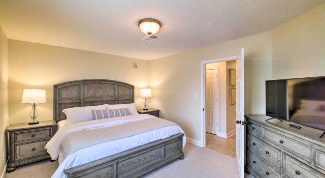Apt w/ Balconies - Steps to Kemah Boardwalk!, Boek Appartement Kemah Houston