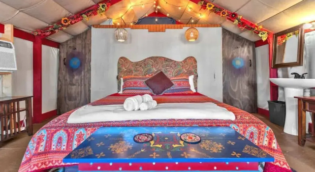 Bohemian Cabin: Hot-tub, Serene Retreat, Pet-friendly, 10-mins to Downtown!