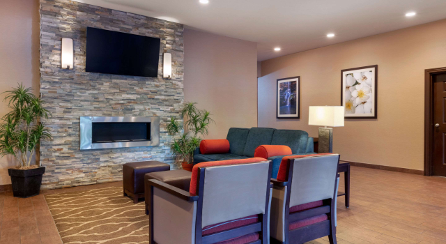 Comfort Inn & Suites Fayetteville, Varaa Hotelli Hotellit Ozark pysäköinnillä, Pysäköinti