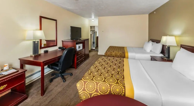 Четырёхместный номер Standard с балконом Econo Lodge Inn & Suites High Level