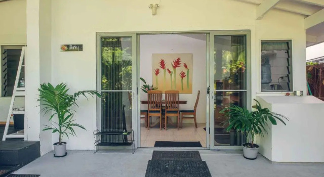 3 Bedrooms Cottage Muri Beach Haven