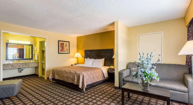 Номер Standard с балконом Quality Inn & Suites Baton Rouge West – Port Allen