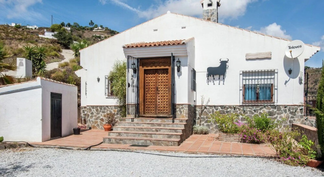 Spacious Cottage With Private Pool and Beautiful Views of Mountains and sea
