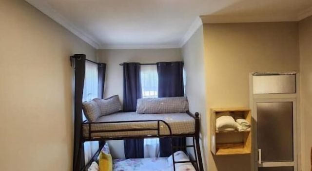 Кровать в общем номере Pembeni River House