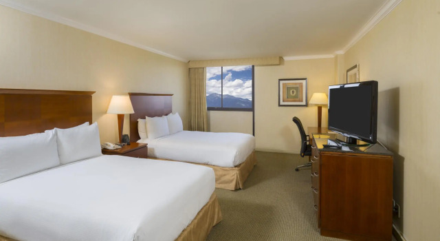 Четырёхместный номер Standard Ontario Airport Hotel & Conference Center