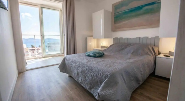 Très beau T2 climatisé refait à neuf, vue mer panoramique exceptionnelle à 120m à pied de la plage