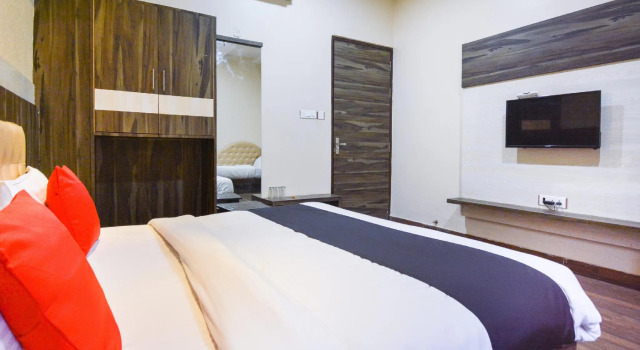 Люкс Standard Capital O 69624 Hotel Moments Inn