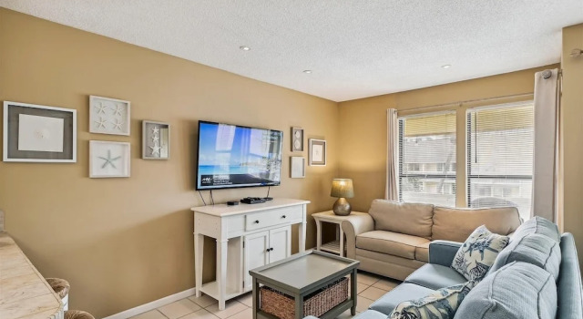 8226 is an upstairs pet friendly studio located in Sandpiper Cove by RedAwning, Varaa Huoneisto Destin Emerald Coast
