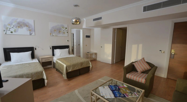 Четырёхместный номер с балконом Jasmine Court Hotel