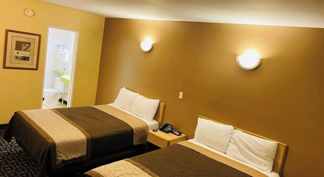 Четырёхместный люкс с балконом M Star Hotel Mansfield