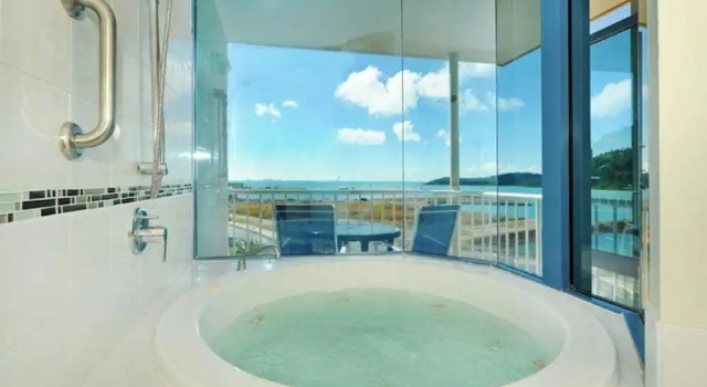 Люкс с балконом и с видом на залив at Whitsunday Vista Holiday Apartments