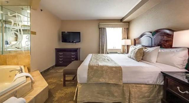 Двухместный люкс с джакузи Deluxe Monte Carlo Inn & Suites Downtown Markham