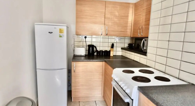 Коттедж Cheer full 4 Bedroom House Train Station