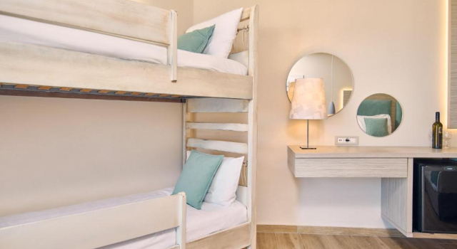 Четырёхместный номер семейный Standard с видом на бассейн Tsilivi Beach Hotel Zakynthos