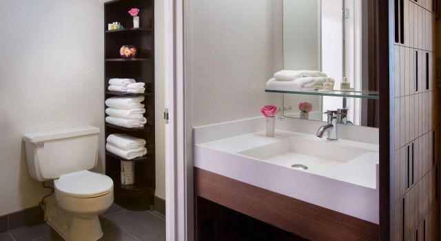 Четырёхместный номер Premium Hotel 116, A Coast Hotel Bellevue
