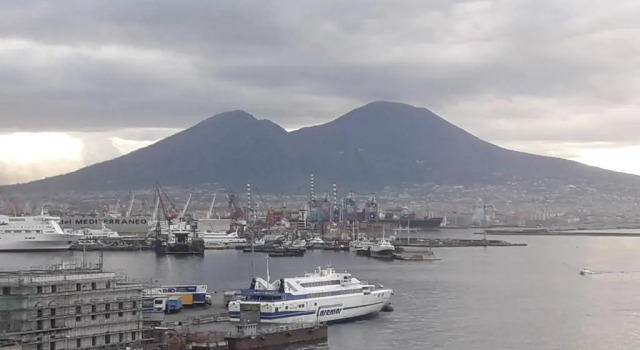 Molo 33 Napoli, Buchen Sie Hotel Anlegestelle Molo Beverello Neapel