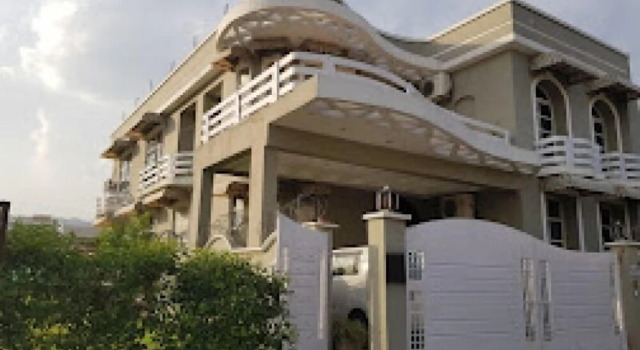 Guest House Near Movenpick hotel Centururs and Centurus Mall islamabad, Book Guesthouse Hotels in Islamabad with Parking, Parking