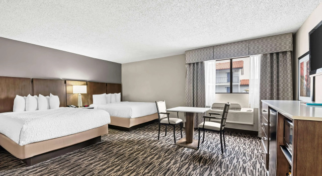 Четырёхместный люкс с 2 комнатами Best Western Los Alamitos Inn & Suites