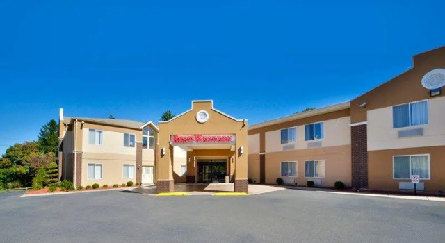 Кровать в общем номере Best Western Plus New England Inn & Suites