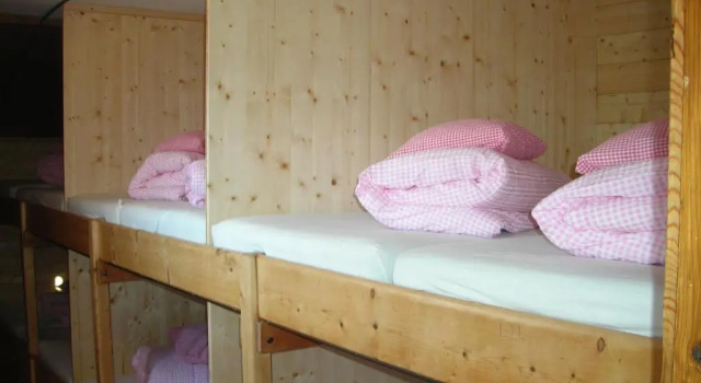 Кровать в общем номере Skihütte Zams