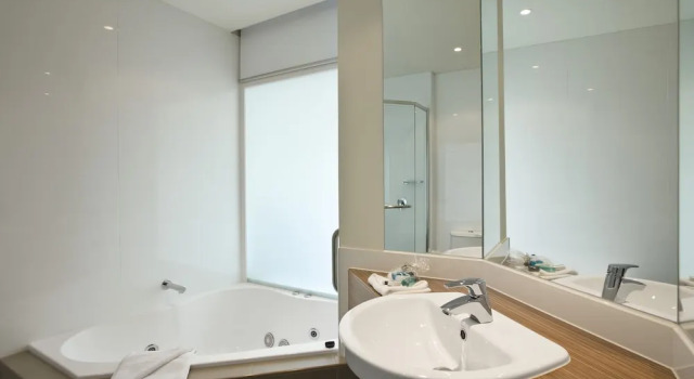 Студия с балконом и рядом с пляжем The Waves Apartments