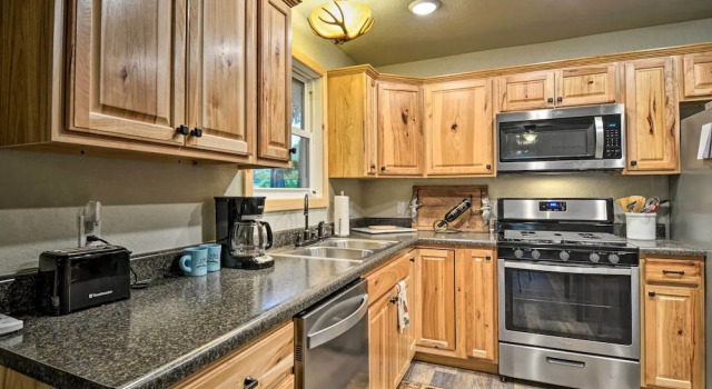 Коттедж Pet-friendly Petoskey Area Cabin, Walk to River!