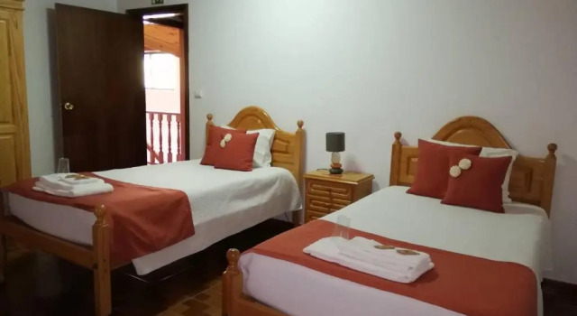 Residência Livramento, Prenota Ostello Hotel a Sao Jorge Island con parcheggio, Parcheggio