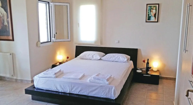 Amazing Home in Theologos with Hot Tub, WiFi & 6 Bedrooms, Book Hotel Theológos Central Greece