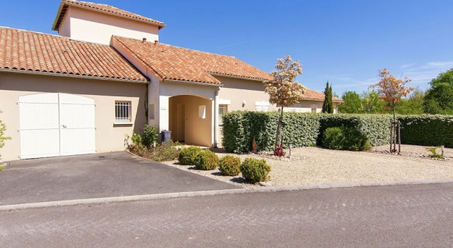 Spacious Luxury Villa With Private Heated Pool and Sauna at an Golf Course, Book Villa Hoteller i Rouzede med pool, Swimmingpool