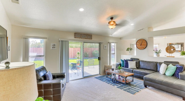 Victorville Home w/ Large Yard & Charcoal Grill!, Забронировать Дом для отпуска Викторвилл штат Калифорния, рядом с Scandia Family Fun Center