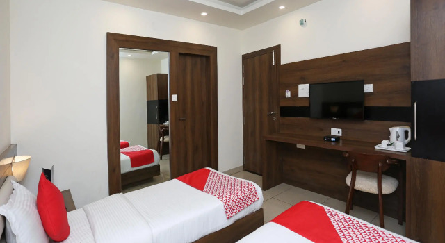 Capital O 5758 Hotel Square 36 By Arn Group, Забронировать Отель Отели штата Раджастхана с парковкой, Парковка