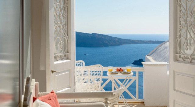 White House Villa with 3 bedrooms and amazing views at Oia