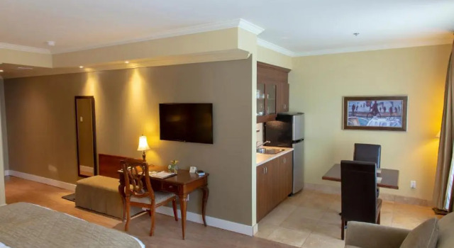 Полулюкс Deluxe Hotel Brossard, an Ascend Collection Hotel